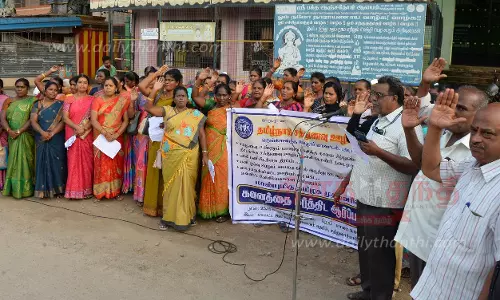 சத்துணவு ஊழியர் சங்கத்தினர் ஆர்ப்பாட்டம்