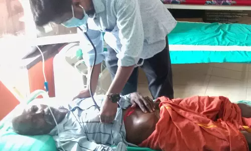 காட்டெருமை தாக்கி முதியவர் படுகாயம்