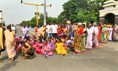 நாமக்கல் சிலுவம்பட்டி ஊராட்சியில்  குடிநீர் தொட்டியை சேதப்படுத்தியவர்கள் மீது நடவடிக்கை கோரி பொதுமக்கள் சாலை மறியல்  போக்குவரத்து பாதிப்பு