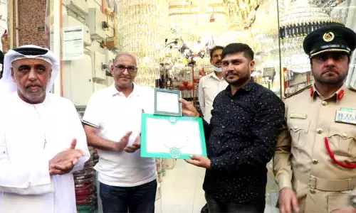 கொள்ளையனை பிடிக்க உதவிய இந்தியரை கவுரவித்த துபாய் போலீஸ்