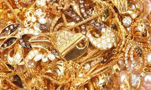 கீழே கிடந்த நகை, பணம் ஒப்படைப்பு