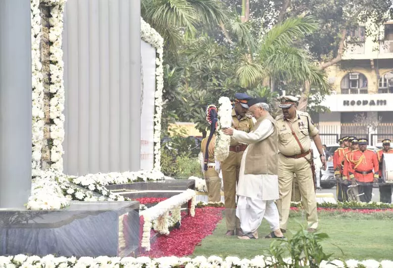 காலணி அணிந்தபடி அஞ்சலி செலுத்தி சர்ச்சையில் சிக்கிய கவர்னர் காலணி அணிந்தபடி அஞ்சலி செலுத்தி சர்ச்சையில் சிக்கிய கவர்னர்