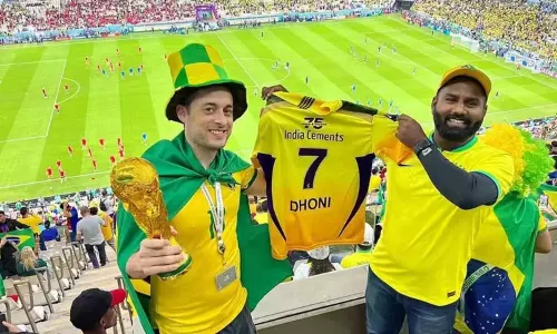 உலக கோப்பை கால்பந்து: பிரேசில்- செர்பியா போட்டியில் டோனி ஜெர்சியுடன் வலம் வந்த ரசிகர் உலக கோப்பை கால்பந்து: பிரேசில்- செர்பியா போட்டியில் டோனி ஜெர்சியுடன் வலம் வந்த ரசிகர்