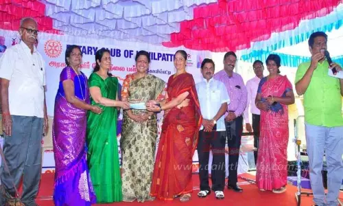 அரசு பள்ளிக்கு கல்வி உபகரணங்கள்