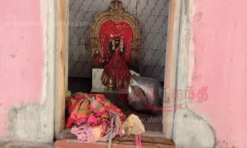 வால்பாறையில் அம்மன் கோவில், வீடுகளை சேதப்படுத்திய காட்டு யானைகள்-பொதுமக்களை விரட்டியதால் பரபரப்பு