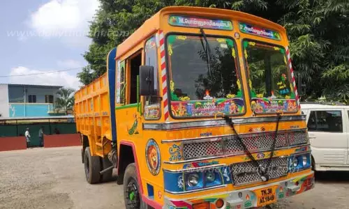 மண் கடத்தி வந்த டிப்பர் லாரி பறிமுதல்