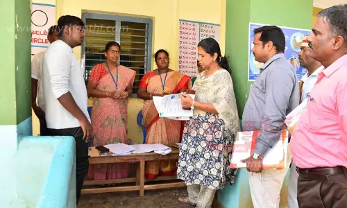 தர்மபுரி மாவட்டத்தில் 1,485 வாக்குச்சாவடிகளில் வாக்காளர் பட்டியலில் சுருக்க திருத்த சிறப்பு முகாம் கலெக்டர் சாந்தி நேரில் ஆய்வு தர்மபுரி மாவட்டத்தில் 1,485 வாக்குச்சாவடிகளில் வாக்காளர் பட்டியலில் சுருக்க திருத்த சிறப்பு முகாம் கலெக்டர் சாந்தி நேரில் ஆய்வு