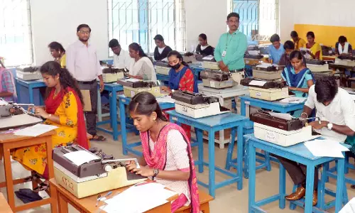 5 மையங்களில் 4 ஆயிரத்து 575 பேர் தட்டச்சு தேர்வு எழுதினர் 5 மையங்களில் 4 ஆயிரத்து 575 பேர் தட்டச்சு தேர்வு எழுதினர்