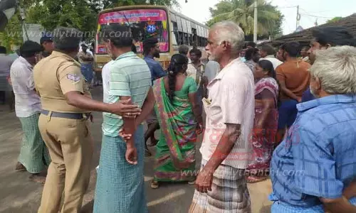 வனத்துறையினரை கண்டித்து பொதுமக்கள் சாலை மறியல்