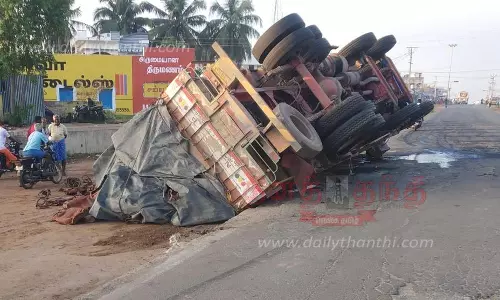 சாலையோரத்தில் கவிழ்ந்த லாரி