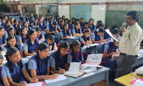 அரசு பள்ளி மாணவிகளுக்கு நீட் தேர்வு பயிற்சி அரசு பள்ளி மாணவிகளுக்கு நீட் தேர்வு பயிற்சி