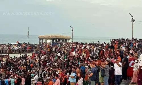 கன்னியாகுமரியில் சுற்றுலா பயணிகள் கூட்டம் அலைமோதியது