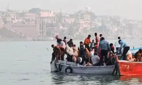 கங்கை நதியில் படகு கவிழ்ந்தது: 34 பக்தர்கள் மீட்பு