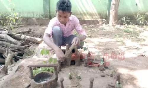 களிமண்ணால் உருவங்கள் செய்து பழங்குடியின மாணவர்கள் அசத்தல்