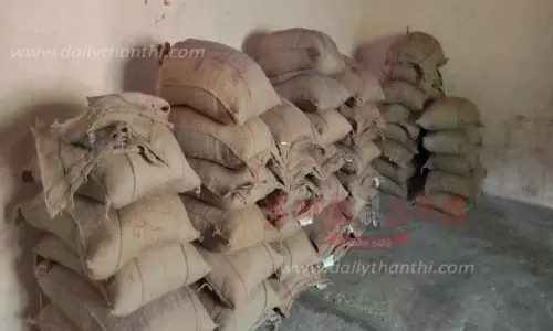 ரேஷன் கடைகளில் அரிசி மூட்டைகள் தேக்கத்தால் வால்பாறைக்கு காட்டு யானைகள் வருகை அதிகரிப்பு-உரிய நடவடிக்கை எடுக்க சமூக ஆர்வலர்கள் வலியுறுத்தல்