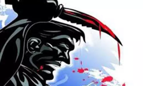 மதுகுடித்துவிட்டு தாயை துன்புறுத்தியதால் தந்தையை வெட்டிக் கொன்ற மகன்- டாஸ்மாக் கடை முன் வெறிச்செயல்