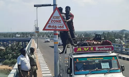 பாம்பன் ரோடு பாலத்தில் எச்சரிக்கை பலகைகள்