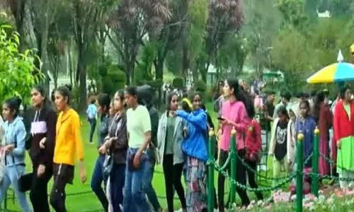 வார விடுமுறையை முன்னிட்டு ஊட்டி தாவரவியல் பூங்காவில் குவிந்த சுற்றுலா பயணிகள்