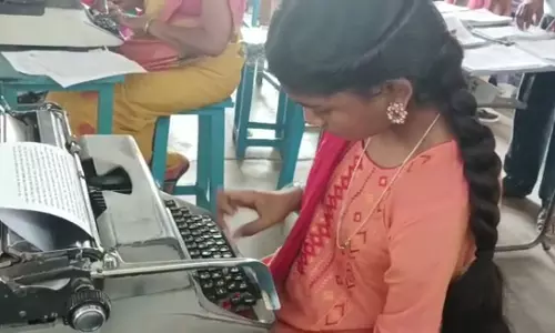 ராசிபுரம் தட்டச்சு தேர்வு மையத்தில்  வலது கை விரல்களால் தட்டச்சில் தேர்வு எழுதிய மாணவி