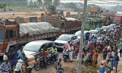 மதுரை வீரன் கோவிலை அகற்றுவதற்கு எதிர்ப்பு:  சேலம்- நாமக்கல் நெடுஞ்சாலையில்   பொதுமக்கள் மறியல்