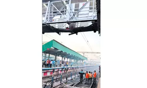 மராட்டியத்தில் ரெயில்வே நடைமேம்பாலம் இடிந்து விழுந்து ஒருவர் பலி