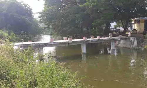 தடுப்புச்சுவர் இல்லாத வாய்க்கால் பாலத்தில் அபாய பயணம்