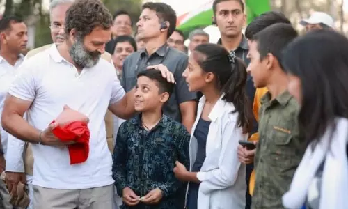 பாதயாத்திரையின்போது உண்டியல் சேமிப்பை ராகுல்காந்தியிடம் அளித்த சிறுவன் பாதயாத்திரையின்போது உண்டியல் சேமிப்பை ராகுல்காந்தியிடம் அளித்த சிறுவன்