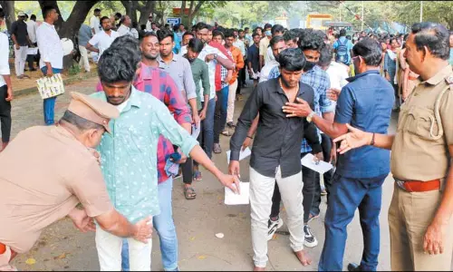 போலீஸ் வேலைக்கு தமிழகம் முழுவதும் 2.99 லட்சம் பேர் தேர்வு எழுதினர்