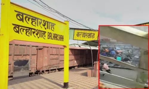 மராட்டியம்: ரெயில்வே நடைமேம்பாலம் இடிந்து விபத்து; காயம் அடைந்தவர்களில் பெண் உயிரிழப்பு