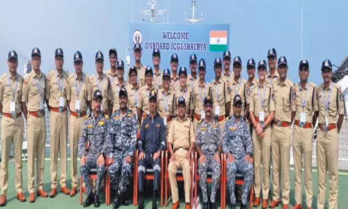 ஐதராபாத்தில் இருந்து சென்னைக்கு வந்த 25 பயிற்சி ஐ.பி.எஸ். அதிகாரிகள்; கடலோர பாதுகாப்பு படையினர் தேடுதல், மீட்பு ஒத்திகை