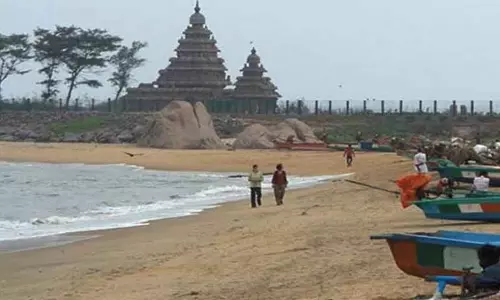 கல்லூரி மாணவர்கள் கடலில் மூழ்கி மீட்கப்பட்ட சம்பவம் எதிரொலி: மாமல்லபுரம் கடலில் குளித்த சுற்றுலா பயணிகளை எச்சரித்து அனுப்பிய போலீசார்