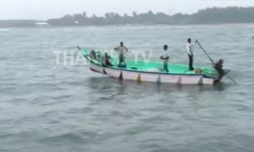 எல்லை தாண்டி மீன் பிடித்ததாக தமிழக மீனவர்கள் 15 பேர் இலங்கை கடற்படையால் கைது எல்லை தாண்டி மீன் பிடித்ததாக தமிழக மீனவர்கள் 15 பேர் இலங்கை கடற்படையால் கைது
