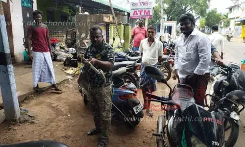 மோட்டார் சைக்கிளில் புகுந்த பாம்பு