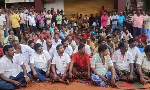 வியாபாரிகள் உண்ணாவிரத போராட்டம்