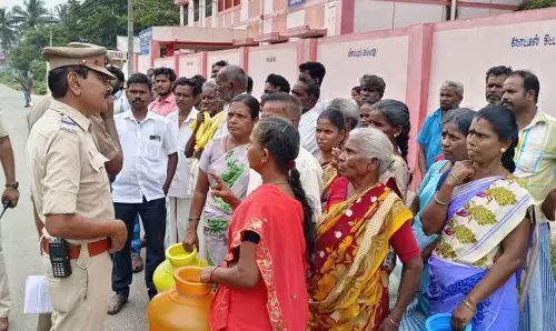 குடிநீர், சாலை வசதி கேட்டு படையெடுத்த மக்கள்