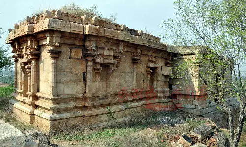 கந்தம்பாளையம் அருகே குன்றின் மீது அமைந்துள்ள  வல்லீஸ்வரர் கோவில் புதுப்பிக்கப்படுமா?  பக்தர்கள் எதிர்பார்ப்பு