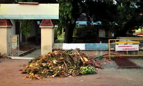 நாமக்கல்லில் ஹெல்மெட் அணியாமல் சென்ற  நகராட்சி பணியாளருக்கு ரூ.1,000 அபராதம்  போலீஸ் நிலையம் முன்பு குப்பைகளை கொட்டி சென்றதால் பரபரப்பு