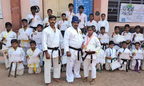 மாவட்ட அளவிலான கராத்தே போட்டியில் 40 பதக்கங்கள் வென்று சாதனை படைத்த மாணவர்களுக்கு பாராட்டு