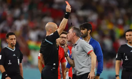 உலகக் கோப்பை கால்பந்து - நடுவருடன் வாக்குவாதம் செய்த தென்கொரியா பயிற்சியாளருக்கு சிவப்பு அட்டை