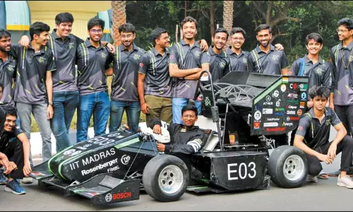 சென்னை ஐ.ஐ.டி.யில் மின்சார பந்தயகாரை உருவாக்கி மாணவர்கள் சாதனை