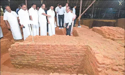 கங்கைகொண்ட சோழபுரம் அருகே அகழ்வாராய்ச்சி நடந்த இடத்தில் முதல்-அமைச்சர் ஆய்வு கங்கைகொண்ட சோழபுரம் அருகே அகழ்வாராய்ச்சி நடந்த இடத்தில் முதல்-அமைச்சர் ஆய்வு