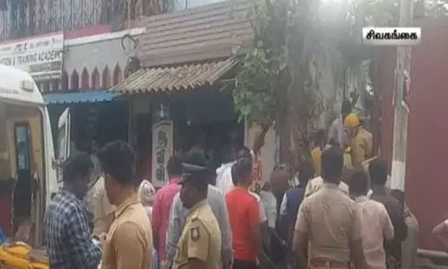 சிவகங்கை: பாதாள சாக்கடை இணைப்பு பணியின் போது வீட்டின் சுற்றுச்சுவர் இடிந்து விழுந்ததில் 2 தொழிலாளர்கள் படுகாயம்