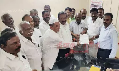 தென்காசி வணிகவரித்துறை அலுவலகத்தில் வியாபாரிகள் சங்கத்தினர் கோரிக்கை மனு