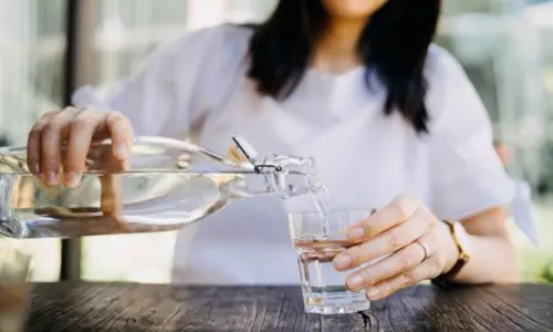 ஒரு நாளைக்கு 2 லிட்டர் தண்ணீர் குடிப்பது அவசியமா? புதிய ஆய்வில் தகவல்