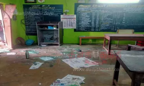 அரசு பள்ளிக்குள் புகுந்து காட்டு யானைகள் அட்டகாசம் அரசு பள்ளிக்குள் புகுந்து காட்டு யானைகள் அட்டகாசம்