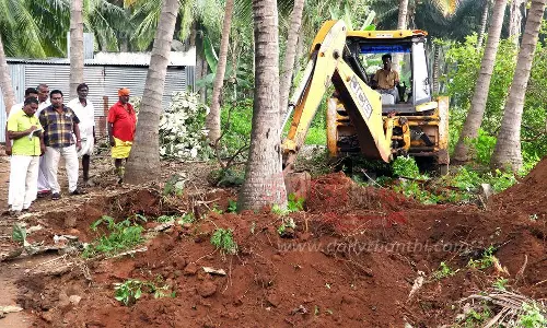 கடமலைக்குண்டு அருகே குளத்தில் ஆக்கிரமிப்பு அகற்றம் கடமலைக்குண்டு அருகே குளத்தில் ஆக்கிரமிப்பு அகற்றம்