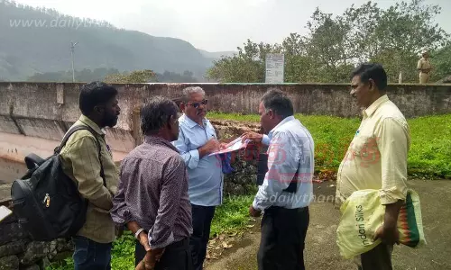 முல்லைப்பெரியாறு அணையில் தமிழக அதிகாரிகள் ஆய்வு முல்லைப்பெரியாறு அணையில் தமிழக அதிகாரிகள் ஆய்வு