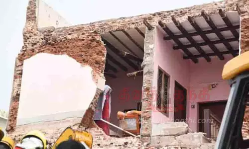 2 மாடி கட்டிடம் இடிந்து விழுந்து மூதாட்டி பலி