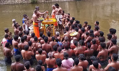 தென்கரை வைகை ஆற்றில் அய்யப்பனுக்கு ஆராட்டு விழா -பக்தர்கள் ஆடிப்பாடி ஊர்வலமாக வந்தனர்