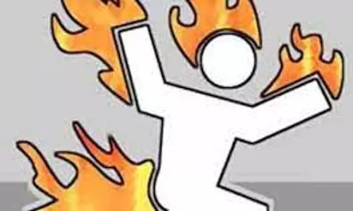 ஈரோடு மாவட்ட போலீஸ் சூப்பிரண்டு அலுவலக வளாகத்தில் ரேஷன் கடை ஊழியர் தீக்குளிக்க முயன்றதால் பரபரப்பு